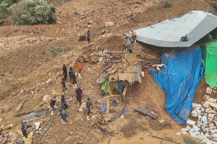 LONGSOR GORONTALO: Kondisi kawasan pertambangan emas tradisional di Bone Bolango yang longsor. Dalam bencana ini sebanyak 23 jenazah telah berhasil ditemukan, tim SAR masih terus bekerja untuk mencari korban lainnya.