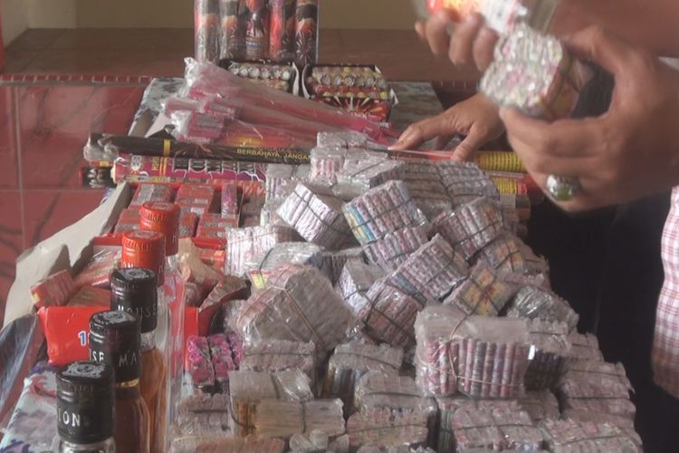 Ribuan petasan dan botol miras yang disita polisi dari razia di Pasar Indralaya Ogan Ilir Sumatera Selatan, hari ini.