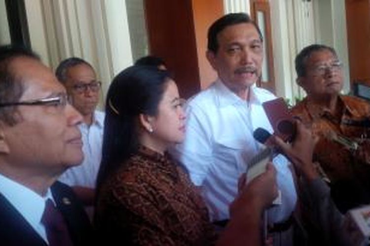 Menko Kemaritiman Rizal Ramli, Menko Pembangunan Manusia dan Kebudayaan Puan Maharani, Menko Polhukam Luhut Binsar Panjaitan, dan Menko Perekonomian Darmin Nasution (kiri-kanan) berbicara kepada wartawan seusai rapat di Kantor Menko Polhukam, Jakarta, Selasa (18/8/2015).