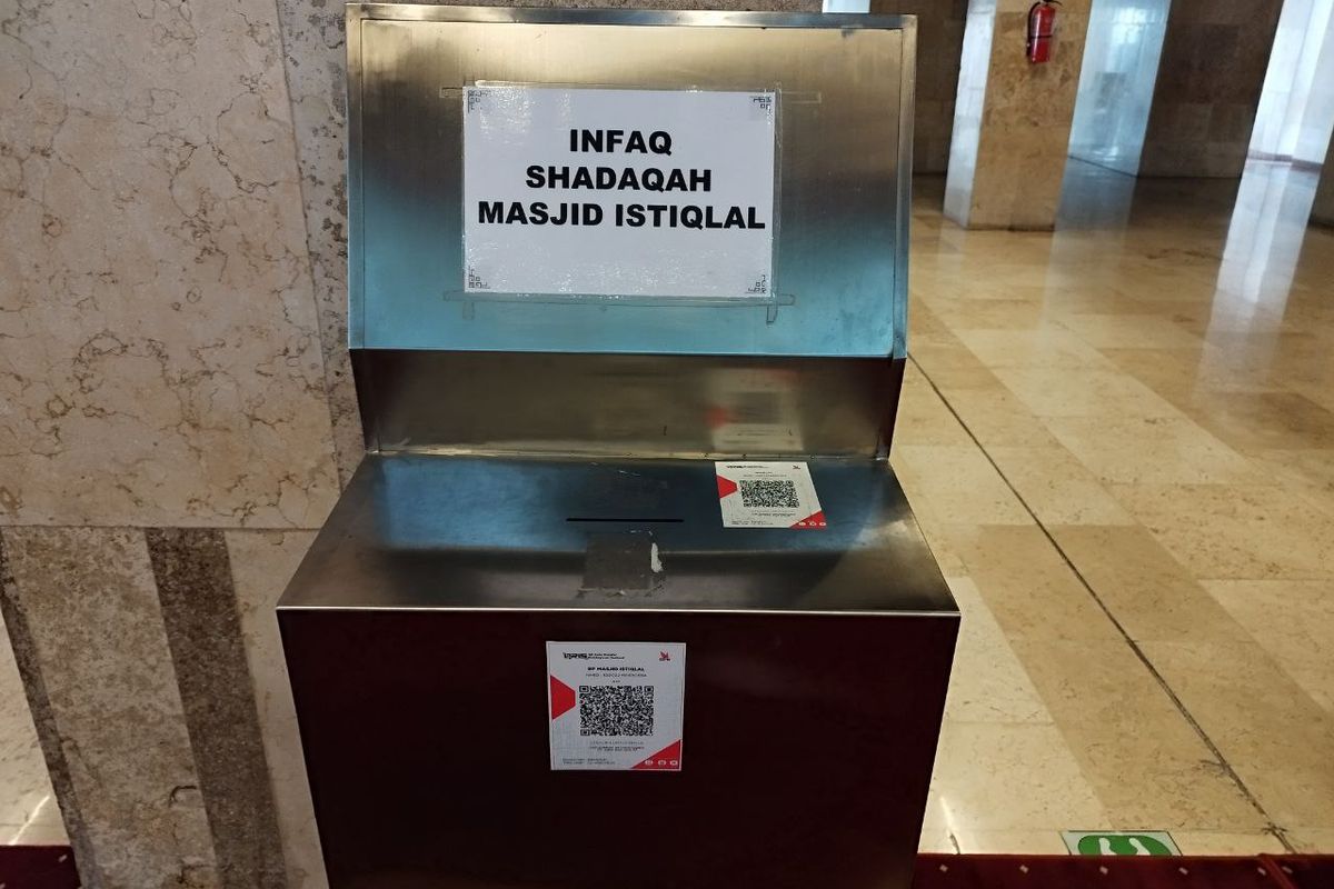 Kotak amal dengan QRIS resmi milik Masjid Istiqlal di Jakarta Pusat, Selasa (11/4/2023). (KOMPAS.com/XENA OLIVIA)