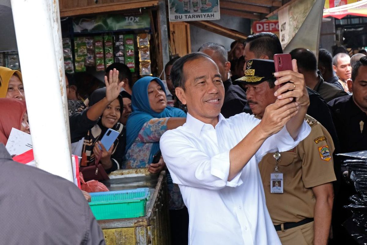 presiden joko widodo (jokowi) biasa membagikan bansos atau bantuan sosial secara langsung. ANTARA FOTO /Anis Efizudin/wpa.