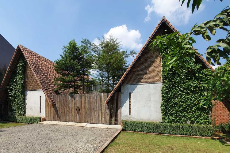 Desain fasad rumah segitiga kembar karya arsitek Pramudya 
