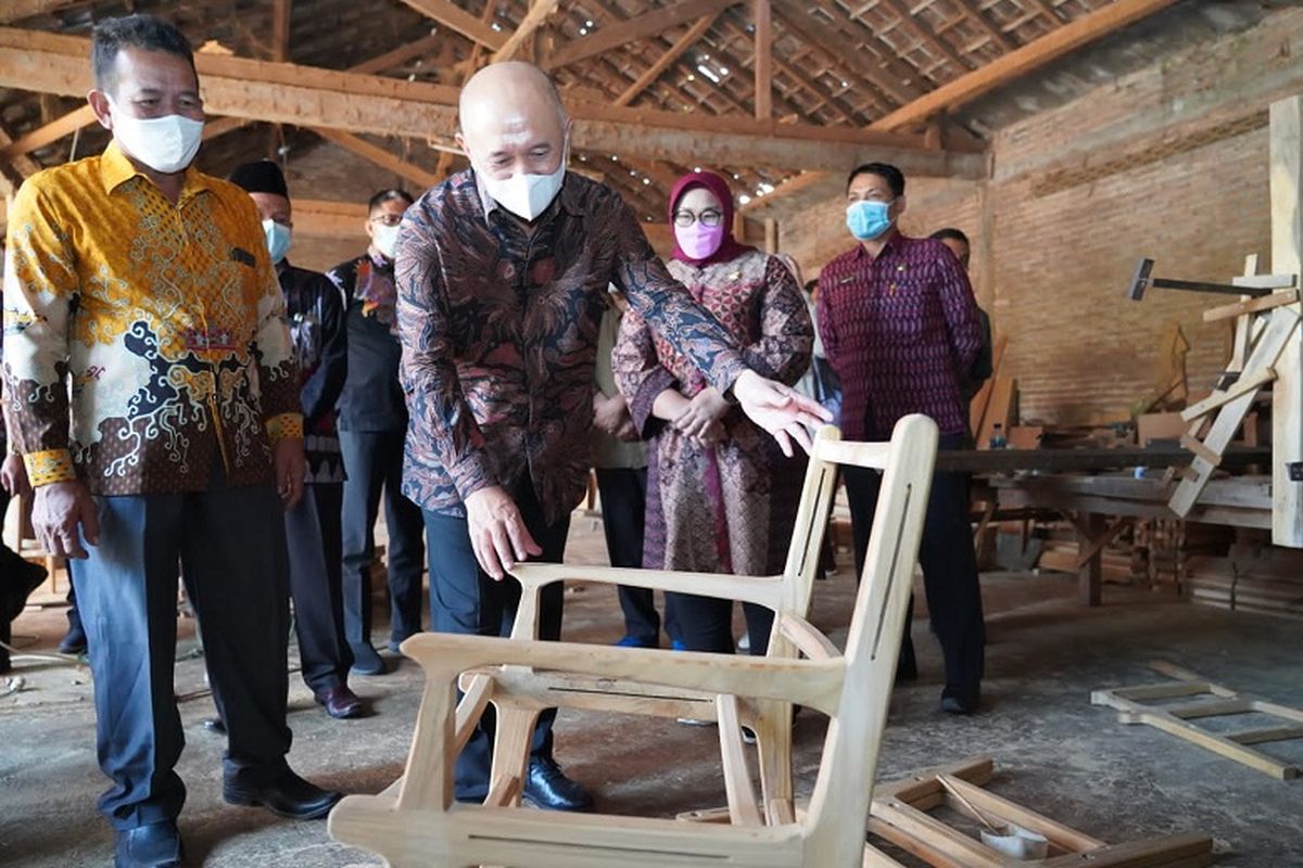 Menteri Koperasi dan UKM (Menkop UKM) Teten Masduki saat mengunjungi workshop Mardi Furniture di Sragen, Jawa Tengah 