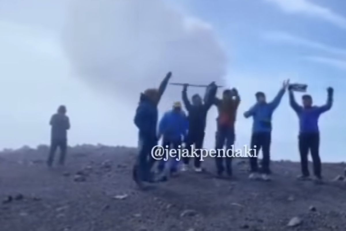 Tangkapan layar rekaman video diduga pendaki ilegal yang mendaki Gunung Semeru saat jalur pendakian sedang ditutup.