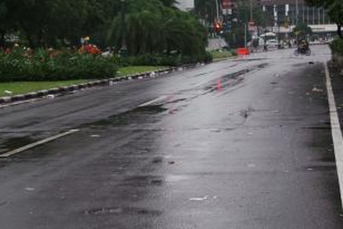 Taman yang berada di sepanjang Jalan Imam Bonjol Jakarta Pusat tampak masih dipenuhi sampah sisa Jakarta Night Festival 2013, Rabu (1/1/2014).