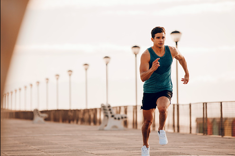 Ilustrasi olahraga lari. Dokter olahraga RSPI menjelaskan waktu ideal berolahraga setelah berbuka serta cara mengatur jeda makan dan minum agar tubuh tetap nyaman dan bugar.