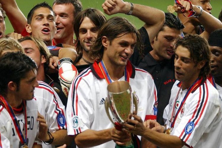 Paolo Maldini (tengah) memegang trofi juara Piala Super Eropa setelah AC Milan mengalahkan FC Porto di Stadion Louis II Monako, 29 Agustus 2003.
