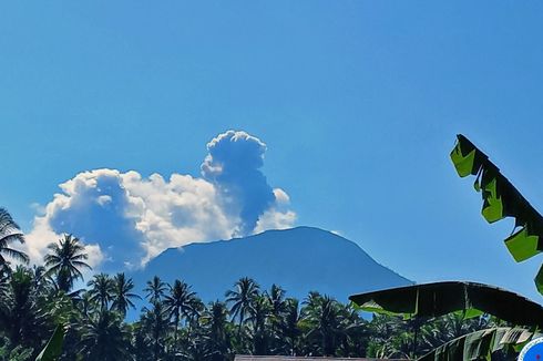 Gunung Ibu di Maluku Utara Meletus, Kolom Abu Teramati Setinggi 800 Meter