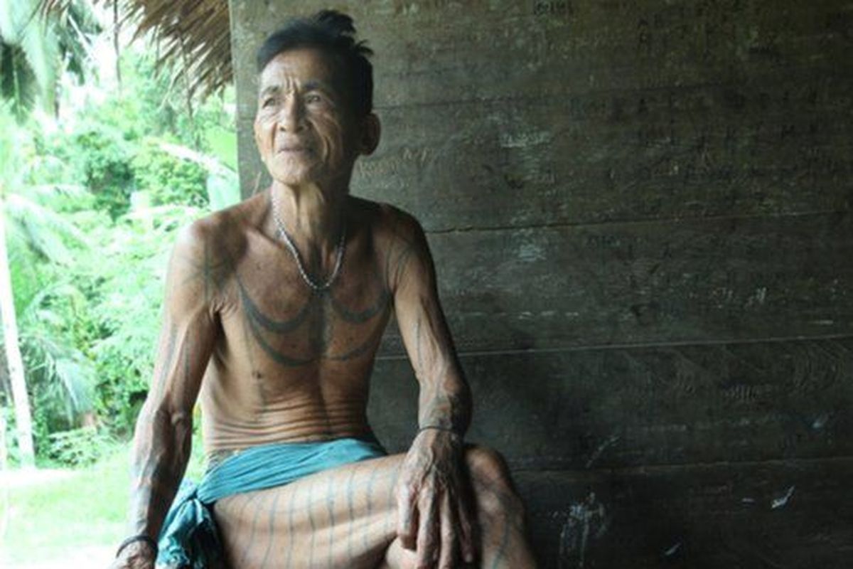 Teu Saliona Sapokak, 60 tahun, adalah seorang sikerei?ahli pengobatan tradisional Mentawai dan tokoh yang memimpin ritual adat.