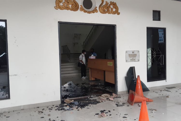 Pintu depan kantor DPRD Kota Jambi hancur dilempar batu oleh sekelompok anak usia sekolah, pada Rabu (7/10/2020).