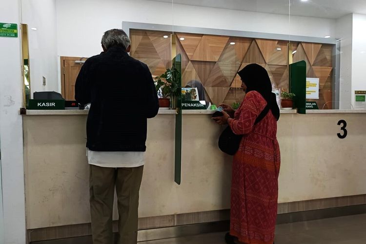 Antrian nasabah di kantor Pegadaian Cabang Ponorogo. Melalui tabungan emas yang ditawarkan Pegadaian, masyarakat mulai memahami dengan berinvestasi emas lebih menguntungkan. Kemudahan system menabung emas membuat masyarakat lebih mudah membeli emas meski harga mengalami kenaikan setiap tahun.