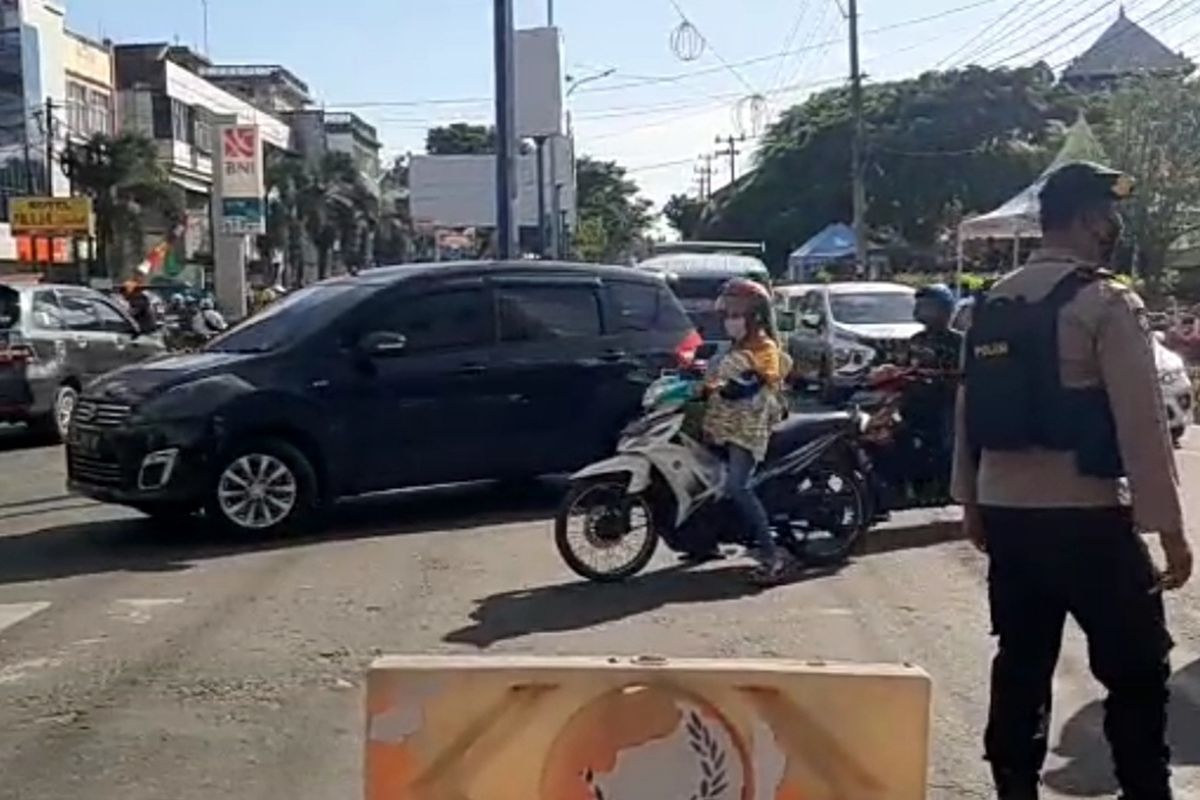 Para pengendara diminta berputar balik di sejumlah titik penyekatan menuju jalan protokol (pusat kota) di Bandar Lampung pada hari pertama penerapan PPKM darurat, Senin (12/7/2021).