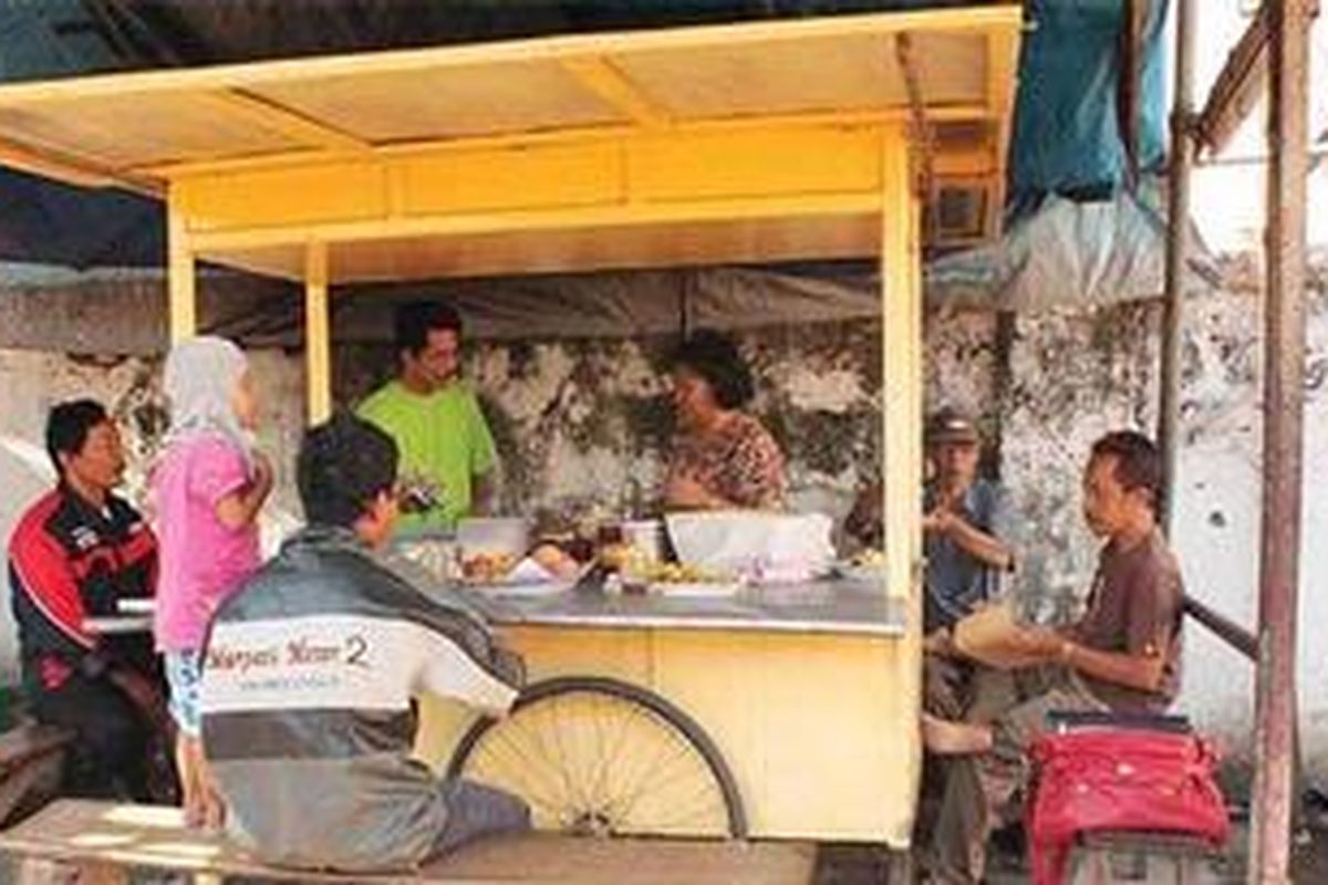 Suasana warung ketan keratok milik Bu Nunung dan Pak Arbai di Jalan Dr Soetomo, Kota Probolinggo.