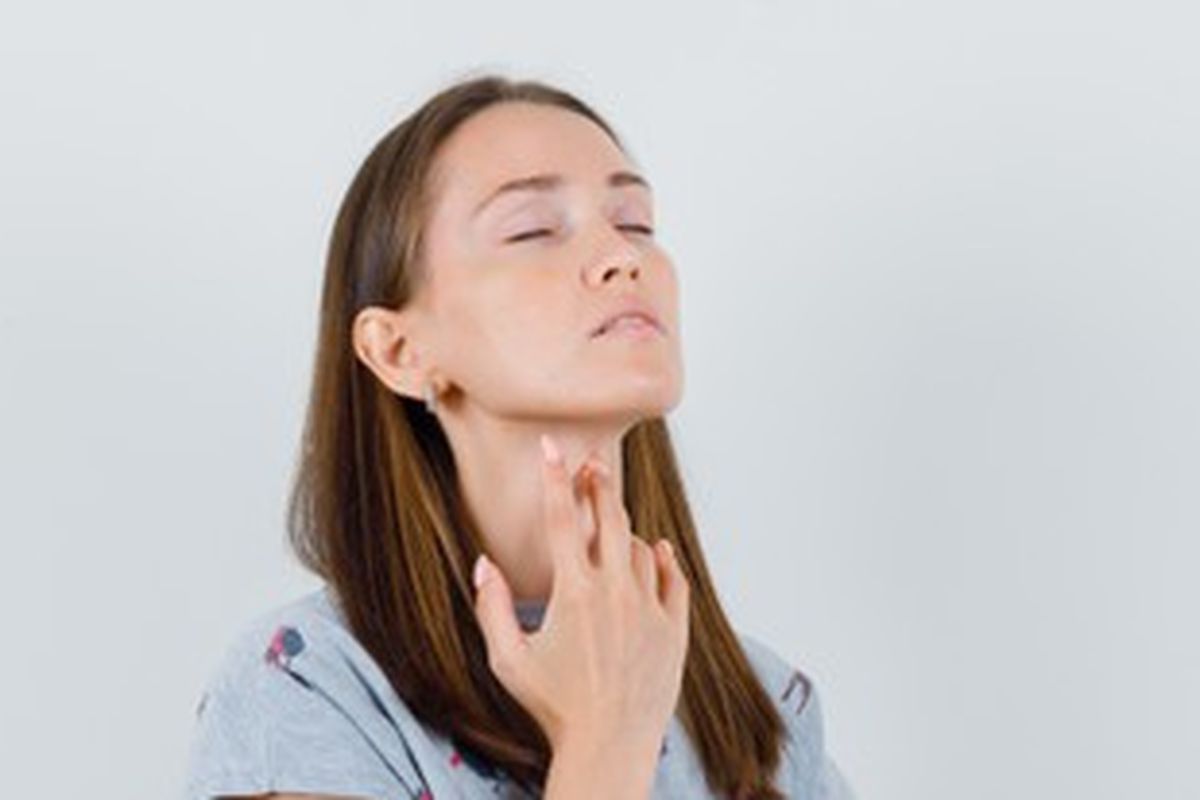 Penyebab sakit tenggorokan bisa bervariasi, mulai dari infeksi virus atau bakteri, hingga penyebab yang lebih serius, seperti laringitis atau kanker.