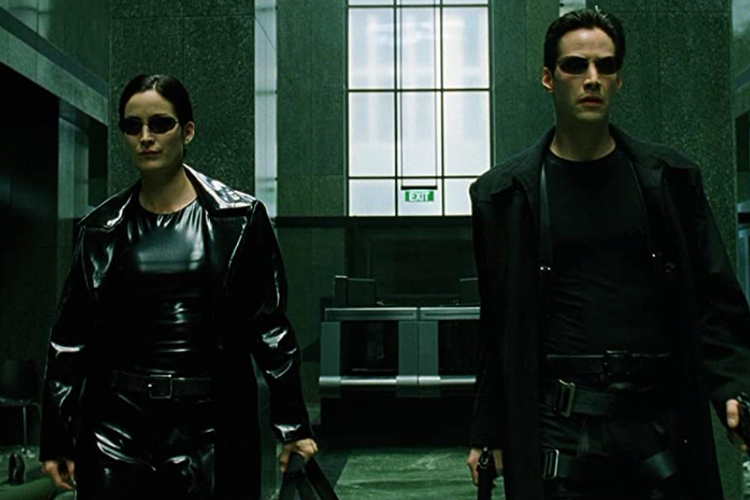 Carrie-Anne Moss dan Keanu Reeves dalam The Matrix. 