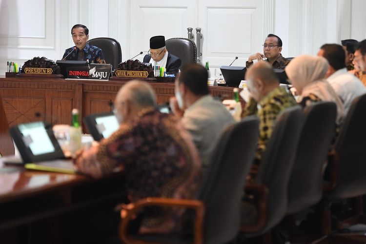 Presiden Joko Widodo (kiri) didampingi Wapres Maruf Amin (tengah) dan Mensesneg Pratikno (kanan) memimpin rapat terbatas (ratas) di Kantor Presiden, Jakarta, Selasa (10/12/2019). Presiden memimpin tiga ratas yang membahas akselerasi implementasi program siap kerja dan perlindungan sosial, akselerasi penguatan ekonomi sektor pertanian dan perikanan serta akselerasi implementasi program infrastruktur. ANTARA FOTO/Akbar Nugroho Gumay/aww.