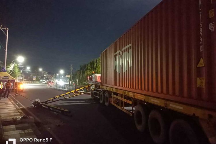 Baru Selesai Dilas Sudah Roboh Lagi, Truk Kontainer Hancurkan Portal di 
