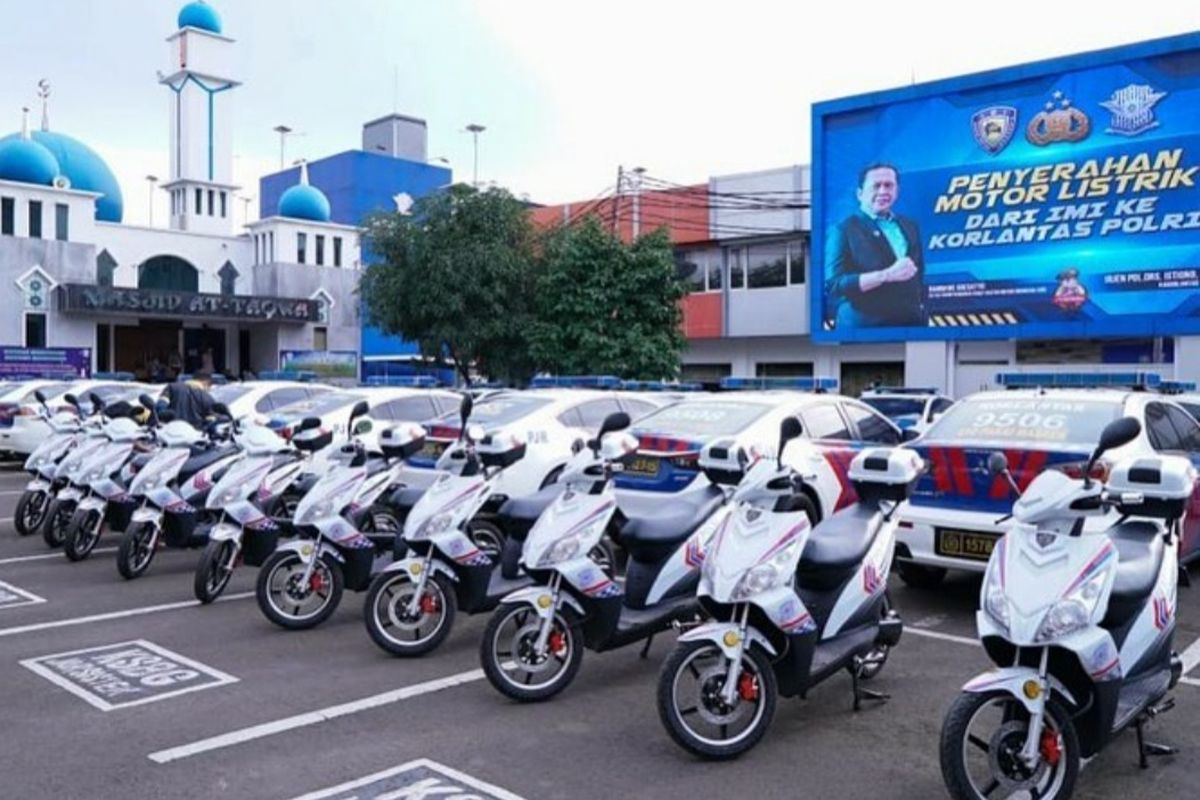 Korlantas Polri menerima hibah 10 unit motor listrik Bike Smart Electric dari IMI.