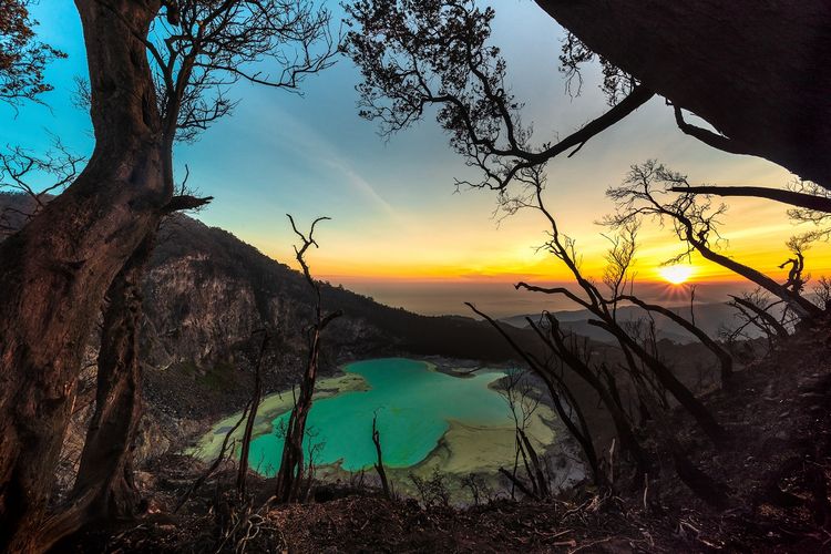 Sunrise di Kawah putih Ciweday, Kabupaten Bandung, salah satu destinasi wisata Bandung Selatan yang dapat dikunjungi. (DOK SHUTTERSTOCK)