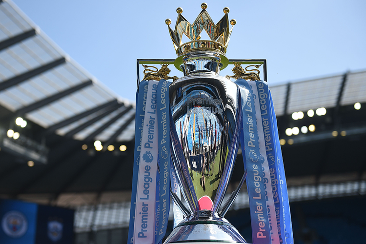 Trofi Premier League yang akan diperebutkan Man City dan Liverpool.