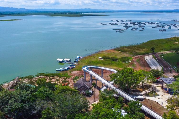 Jembatan Dek Kaca di Waduk Gajah Mungkur Wonogiri.