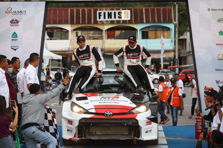 Pereli Ryan Nirwan dengan co-driver Adi Indiarto dari Toyota Gazoo Racing Indonesia tampil sebagai juara Kejuaraan Nasional  Danau Toba Rally 2022 putaran pertama di kawasan Hutan Tanaman Industri Toba Pulp Lestari, Parapat, Kabupaten Simalungun, Sumatera Utara, Minggu (7/8/2022). Ryan Nirwan menjuarai Danau Toba Rally 2022 dengan catatan waktu 1:56:07.2.