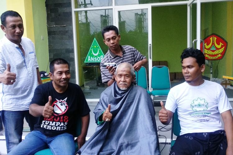 Pimpinan Cabang Gerakan Pemuda Ansor Jember, Jawa Timur, Menggelar Aksi Cukur Gundul Sebagai Bentuk Kemenangan Pasangan Calon Presiden- Wakil PresidenJoko Widodo- Maruf Amin, Rabu (17/4/2019).