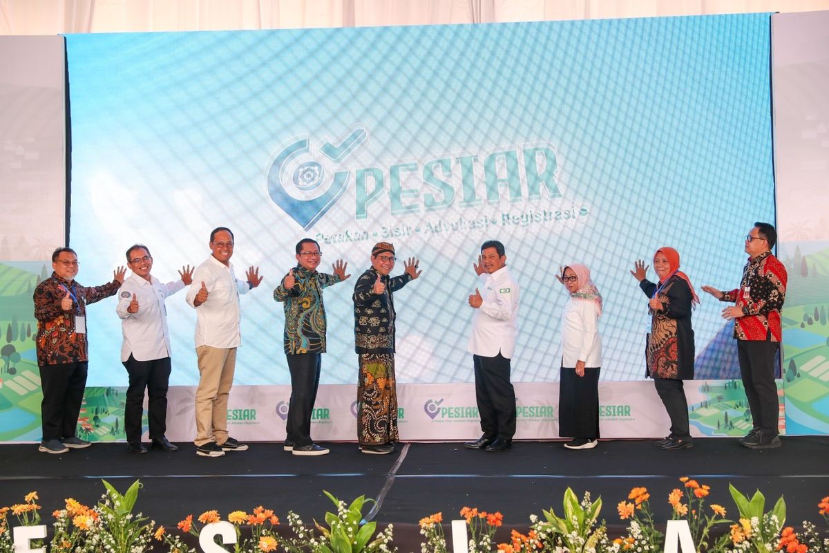 
Menteri Desa, Pembangunan Daerah Tertinggal dan Transmigrasi Abdul Halim Iskandar didampingi Sekretaris Jenderal Taufik Madjid, Dirjen PDP Sugito, Kepala Biro Hubungan Masyarakat Erlin Chaerlinatun dan Direktur Fasilitasi Pemanfaatan Dana Desa Luthfy Latief menghadiri Launching Program PESIAR (Petakan, Sisir, Advokasi Registrasi) sinergi Capaian SDGs Desa Dengan BPJS kesehatan. Turut hadir Bupati Jombang Mundjidah Wahab dan Dirut BPJS Kesehatan Ali Ghufron Mukti. Pada kegiatan tersebut Menteri Desa PDT dan Transmigrasi besama Dirut BPJS Kesehatan melakukan Penandatangan Perjanjian Kerja Bersama dilanjutkan dengan Launching Program PESIAR (Petakan, Sisir, Advokasi Registrasi) di Desa Losari, Kec. Ploso, Kab. Jombang - Jawa Timur. Rabu (30/08/23).