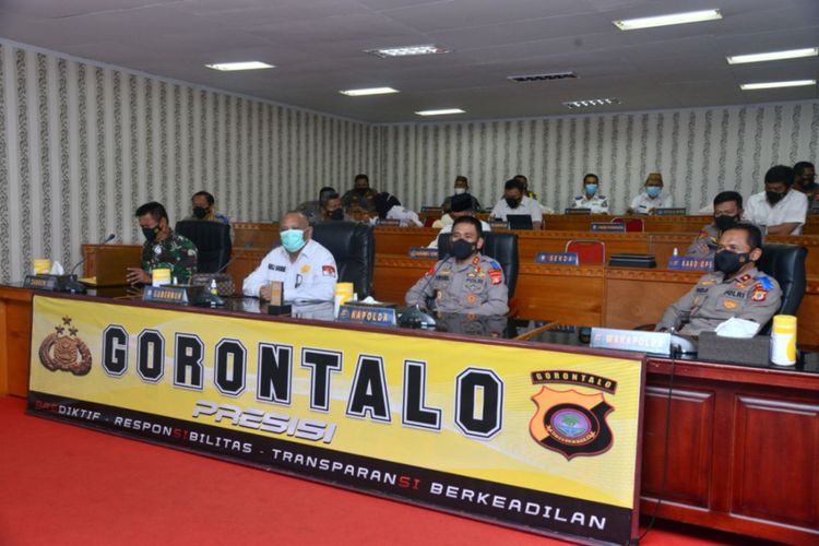 Rapat Koordinasi bersama Pemerintah Pusat yang berlangsung secara daring di Mapolda Gorontalo, Rabu (21/4/2021). Gubernur Gorontalo Rusli Habibie menindaklanjuti larangan mudik mulai 1 Mei 2021 dengan mengeggelar sosialisasi dan membangun posko di perbatasan.