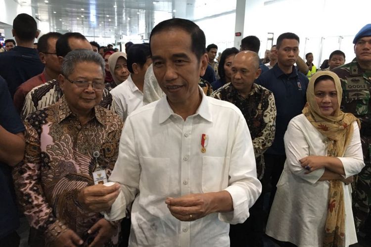 Presiden Joko Widodo saat meninjau terminal baru Bandara Internasional Ahmad Yani di Semarang, Jawa Tengah, Kamis (7/6/2018).