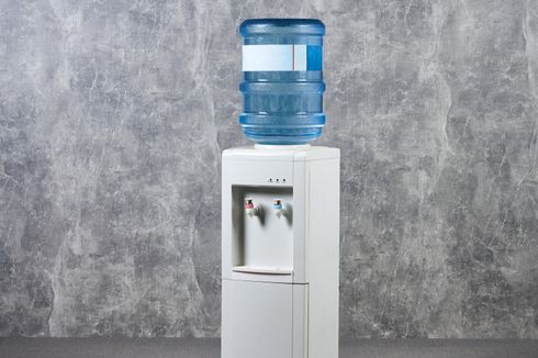 Tips Aman Mengganti Galon Air Minum di Dispenser Atas
