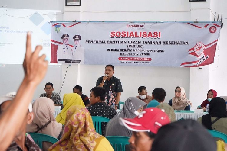 Pemerintah Kabupaten Kediri melakukan sosialisasi Penerima Bantuan Iuran Jaminan Kesehatan (PBI-JK) di Balai Desa Sekoto, Kabupaten Kediri.