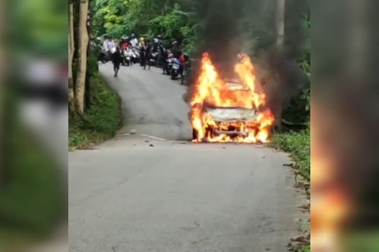 Sebuah mobil taksi online terbakar di jalan poros waborobo, Kota Baubau, Sulawesi Tenggara, pada Senin (23/1/2023) sore.