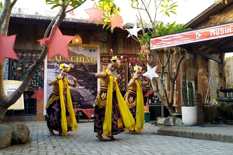 Para penari tengah menampilkan Tari Banjar Kemuning.