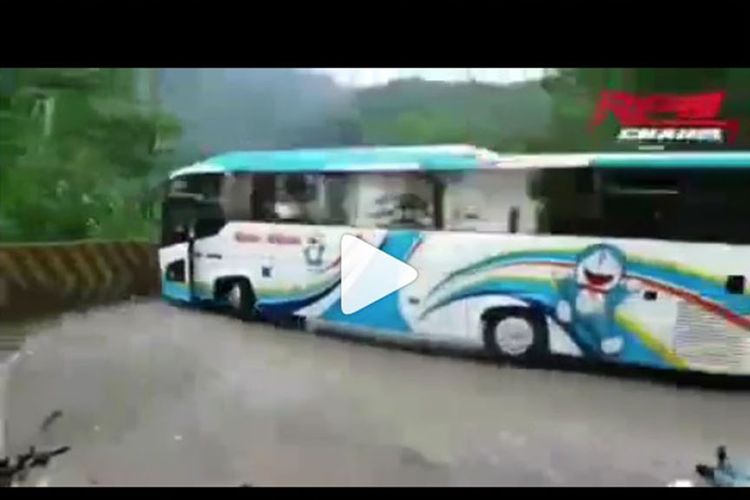 Video detik detik bus pariwisata kecelakaan di Padang, Sumatera Barat