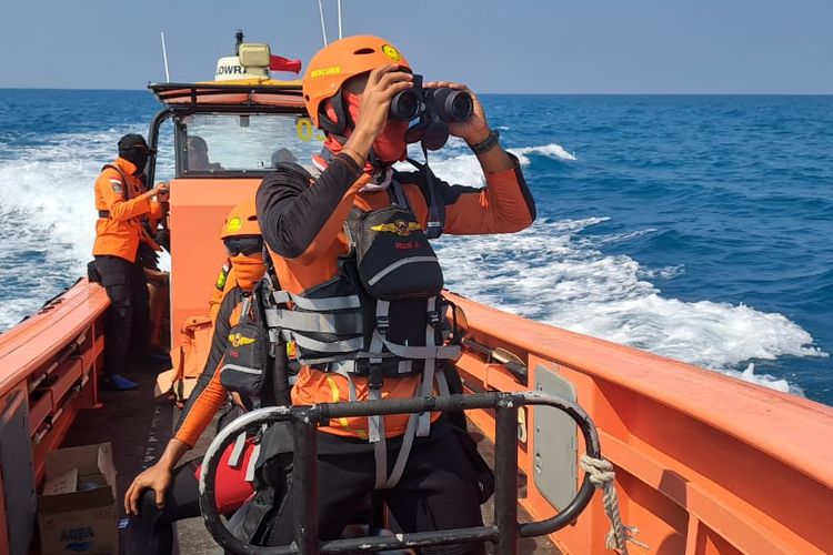 Tim SAR gabungan masih mencari keberadaan korban kapal tenggelam di Kepulauan Seribu, Kamis (24/8/2023). 