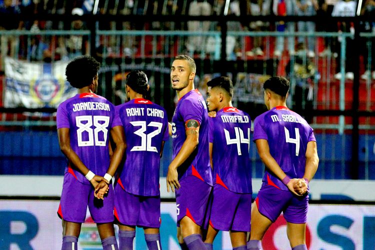 Pemain asing Persik kediri saat pertandingan kedua babak penyisihan Grup D Piala Presiden 2022 melawan Arema FC yang berakhir dengan skor 0-1 di Stadion Kanjuruhan Kepanjen, Kabupaten Malang, Rabu (15/6/2022) malam.