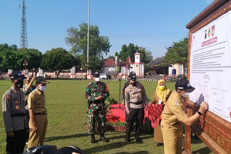 Bupati Wonogiri Joko Sutopo (Jkeke) menandatangani deklarasi berisi tujuh komitmen bersama untuk memutus mata rantai penularan covid-19 setelah memimpin Apel Deklrasi Bersama PPKM Darurat di Alun-Alun Giri Krida Bakti Wonogiri, Jumat (2/7/2021).