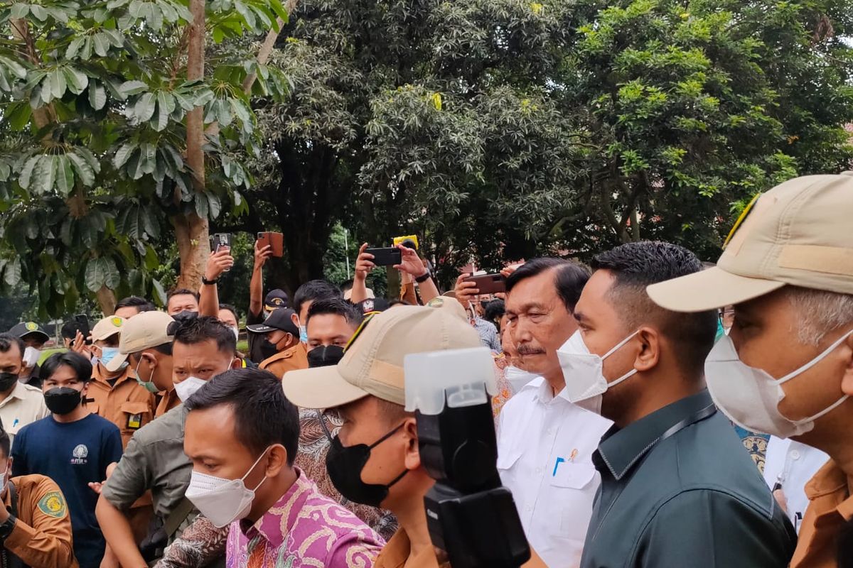 Menteri Koordinator Kemaritiman dan Investasi (Menko Marinves) Luhut Binsar Pandjaitan saat temui para mahasiswa Universitas Indonesia yang protes soal wacana penundaan pemilu dan perpanjangan jabatan presiden di depan Balai Sidang UI, Depok pada Selasa (12/4/2022).