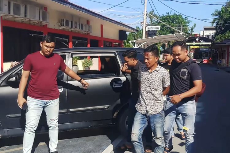 Anggota Satreskrim Polres Karimun menggiring pelaku penikaman mantan istri dan calon suami mantan istrinya, Sabtu (10/06/2023).