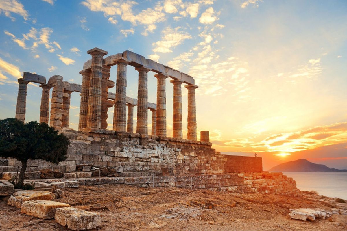 Senja di situs bersejarah Temple of Poisedon di Athena, Yunani