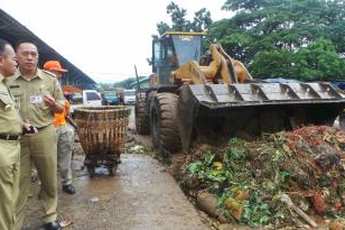 Walikota Jakarta Timur Bambang SW (kiri) blusukan meninjau masalah sampah di Pasar Induk Kramatjati, Jakarta Timur, Selasa (13/1/2015).