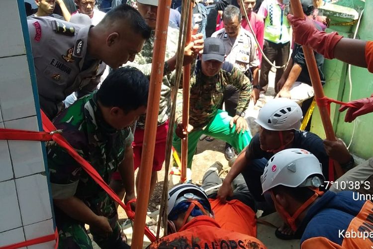 Petugas gabungan dari TNI-Polri dan BPBD Kabupaten Ciamis berusaha mengevakuasi jenasah kedua korban yang tewas di dalam sumur di Kecamatan Kawali, Kabupaten Ciamis, Sabtu (12/10/2019).