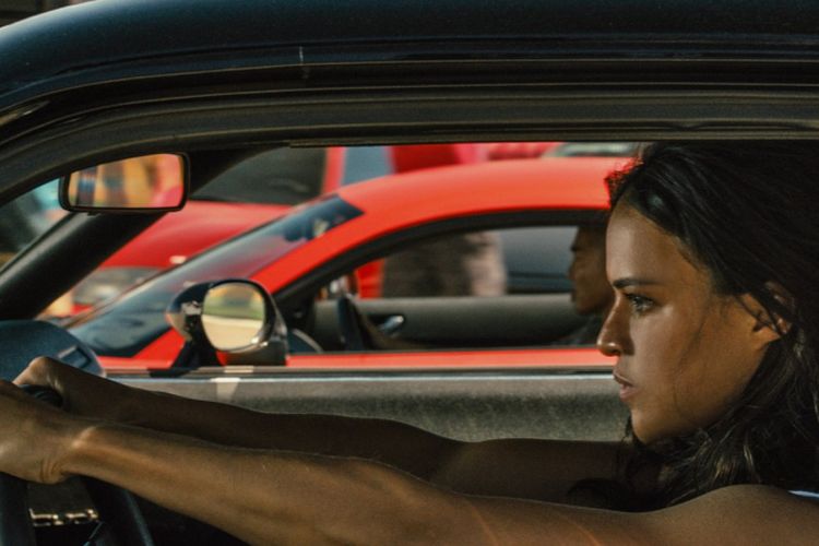 Michelle Rodriguez beraksi dalam Furious Seven.