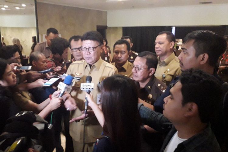 Menteri Dalam Negeri Tjahjo Kumolo memberikan keterangan kepada wartawan di Ancol, Jakarta Utara, Selasa (16/10/2018).