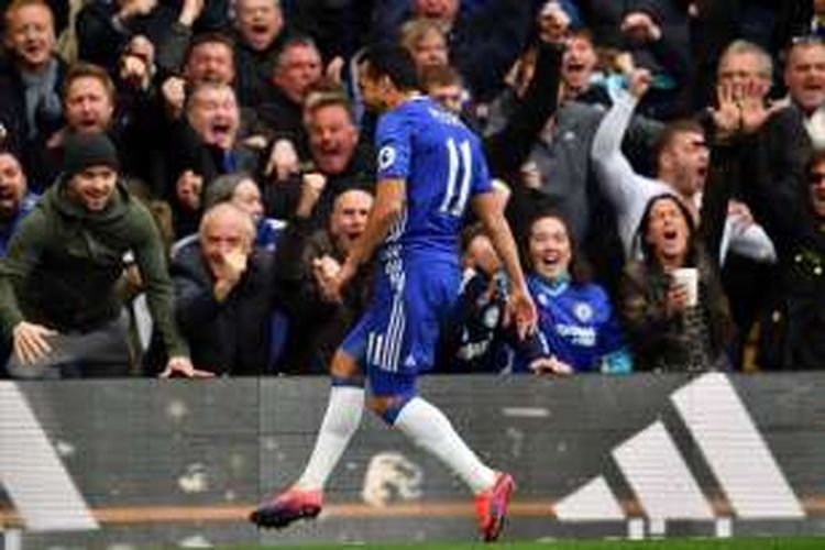 Gelandang Chelsea, Pedro, merayakan golnya seusai membobol gawang Manchester United pada pertandingan lanjutan Premier League di Stamford Bridge, London, pada 23 Oktober 2016. 