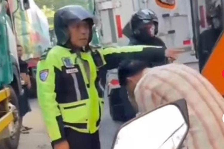 Kru Bus Ngeblong dan Ngamuk di Tengah Kemacetan Pelabuhan Ketapang, Ada Apa?