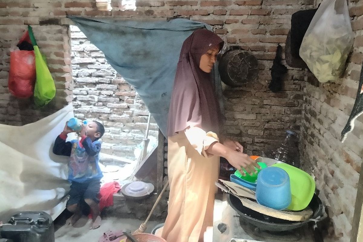 Rusmini (45), warga RT 03, RW 01 Kelurahan Pasarbatang, Kabupaten Brebes, Jawa Tengah tinggal bersama tiga anak dan dua keponakannya di sebuah rumah petak tidak layak huni (RTLH) tanpa listrik dan air bersih, Kamis (14/9/2023).