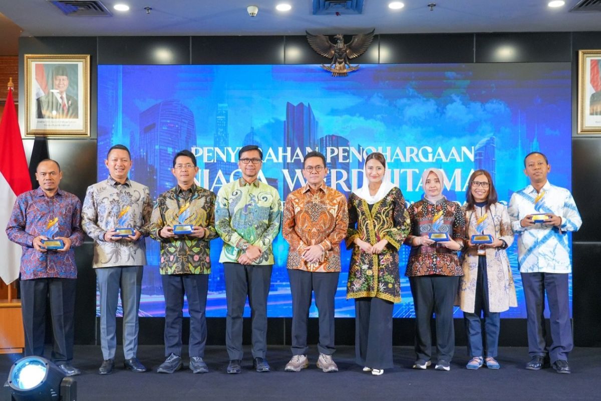 Penyerahan penghargaan Niaga Werdhitama oleh BPSDMP. 