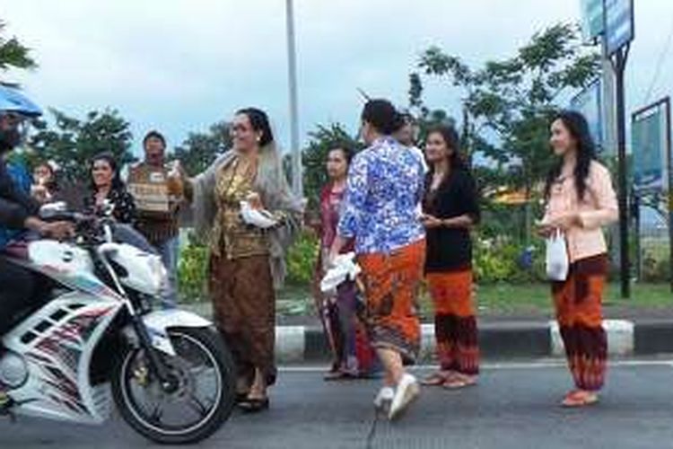 Para wanita dari Komunitas Perempuan Berkebaya Kabupaten Semarang dan Alumni SMP Mater Alma Ambarawa angkatan tahun 1985 tengah membagikan hidangan takjil kepada pengendara di simpang empat Pojoksari, Jalan Lingkar Ambarawa, Jawa Tengah, Senin (13/6/2016) sore.